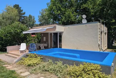 Image de Maison de vacances avec climatisation, piscine, terrasse et WiFi