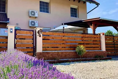 Image de Appartement de vacances avec un mobilier moderne, WiFi et climatisation
