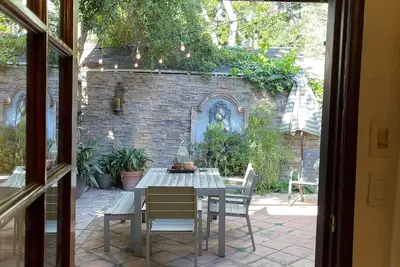 Image de Newly renovated 3-bedroom house with WiFi and Ac in vibrant West Hollywood