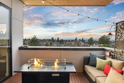 Image de 12 Min to Stadiums, 5 Min to Alki - Stunning Views, Balcony, Ac, 90 Walk Score