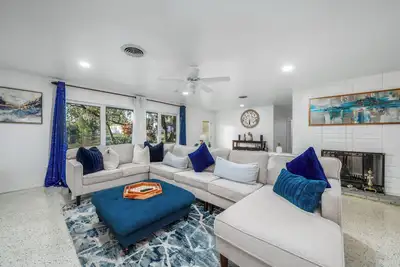 Image de Tranquil Oaks Near Lake & Raceway w/Tesla Charger & Family Games Included!