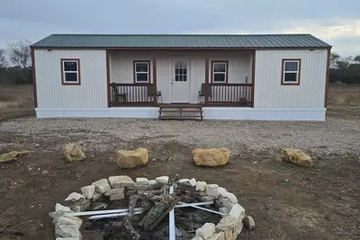 Image de Charming 2-bedroom cabin with all essential living necessities on 10 acres-Cumby