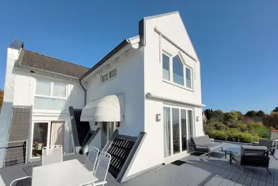 Image de Large penthouse apartment with sea view, sun terrace & luxury bathroom from