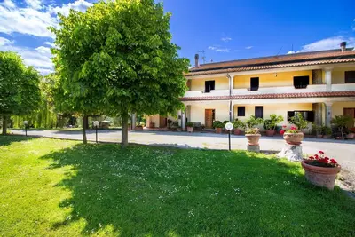 Image de Gli Ulivi est une partie d'une maison nichée au cœur de la magnifique campagne toscane pour 7 person