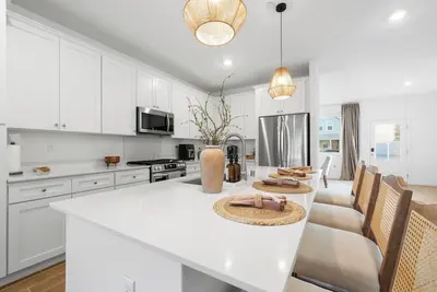 Image de Charming Brand New & Fully Furnished Nw Home