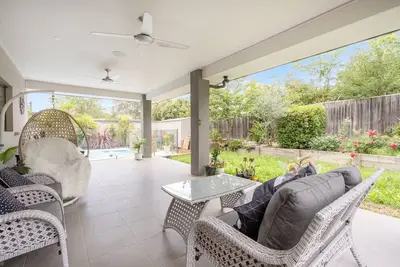Image de Serene 3-Bedroom Oasis with Pool & Lush Garden
