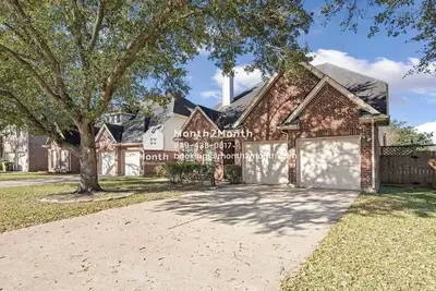 Image de Ist Floor Br|Newly Renovated 4b|Workspace|Lake View|Lush Backyard #42282