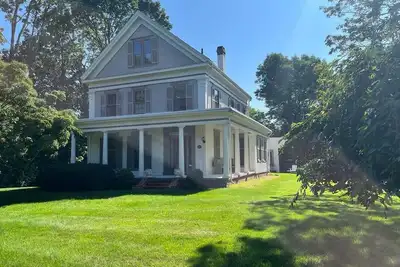 Image de Remodeled historic Captains home w/fireplaces, large yard, 5 mins walk to beach