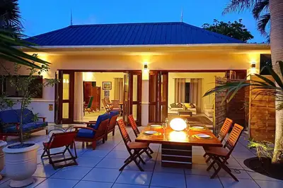 Image de Maison d'hôtes confortable avec jardinetpiscine