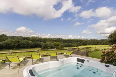 Image de Maison isolée avec spa privé, babyfoot, cheminée et recharge électrique