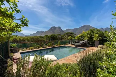 Image de Beautiful 3. 5 bedroom house - stunning mountain view & pool - Xmas 2024