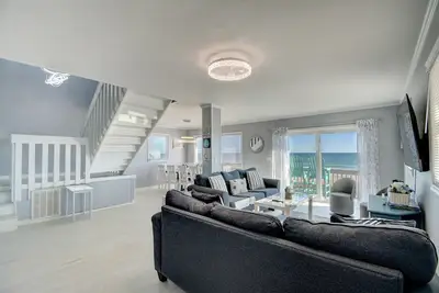 Image de Surf & Sail - Oceanfront Dog-Friendly Home