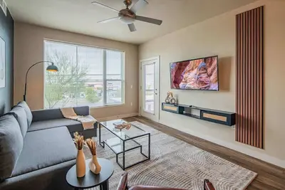Image de Sleek 2bd | Pool, Gym, Parking + W/D | Sleeps 8