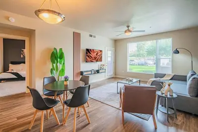 Image de Chic 2bd | Pool, Gym, Parking + W/D | Sleeps 8