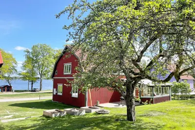 Nice holiday home with a view of lake Åsnen in Hulevik, Lönashult | Se06056