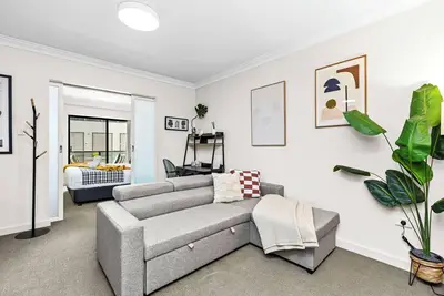 Image de Offering a blend of comfort and convenience, located just 5 minutes from Perth's Cbd and the Convention Centre. Nestled behind the lush greenery of Kings Park, guests can enjoy peaceful scenery from the balcony yet be close enough to the city!