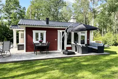 Image de Completely renovated and nice red cottage located next to Lake Flaten outside Virserum I Se05044