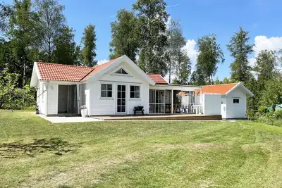 Image de Renovated nice cottage located outside Värnamo and only 30 meters from the lake Flåren |Se07055