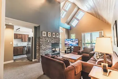 Image de Spacious four-bedroom, located in Blackcomb Benchlands, full kitchen, fireplace