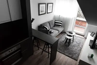 Image de Main street 1 Bd Apt with balcony by Hostlovers