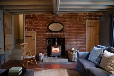 Pretty Cottage, sleeps 4, pet friendly, walk to the pub, enclosed garden
