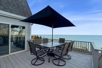 Image de Scenic Gem: Waterfront View, Beach Access