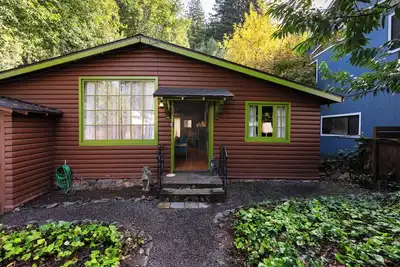 Image de Bay Tree Cottage ~ Rustic, Charming, Centrally Located! Hot tub, Dog Friendly