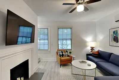 Image de Secret Garden Courtyard | Dog Friendly, Historic District