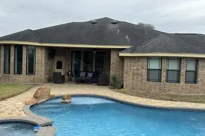 Image de 3 bedrooms, office, 3. 5 bathrooms, and a pool.