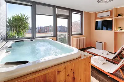 Penthouse Station The Residences ( Apt with private Jacuzzi)