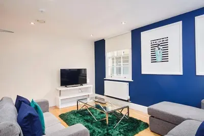 The Moss x Monroe Suite - In Central Bath