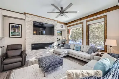 Image de Exquisite Brand-New Townhome in a Picturesque Setting