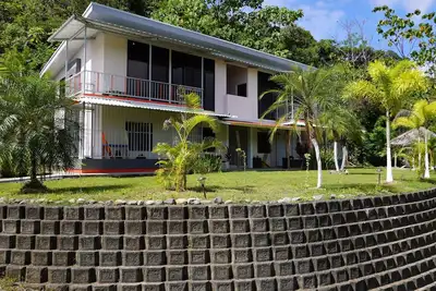 Image de Fully equipped 2-bedroom apartment close to mountains and beach with great WiFi