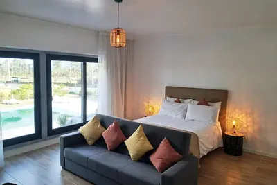 Image de Room with private bathroom and pool view at Casa das Vinhas in Sesimbra