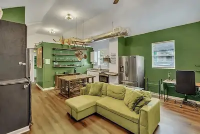 Image de Blackstone Retreat -Sophisticatedly Vibrant 2 Bedroom House in North Charleston