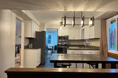 Image de Spacious 4-bedroom 3-full Bath house with WiFi and Ac near Beachwood