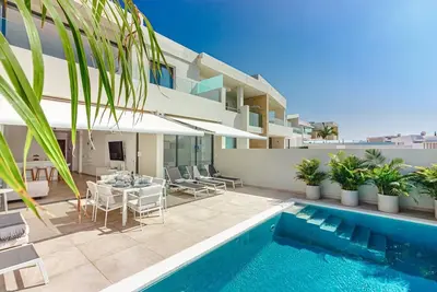 4-bedroom modern villa with private pool and spectacular views!