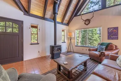 Image de Mountain Haven- A-Frame Home Close to North Star and Palisades Tahoe