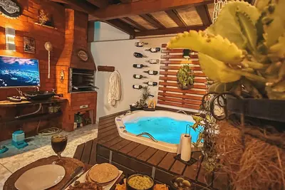 Image de Luxury townhouse with triple hot tub and gourmet space 5 minutes from Bc beach