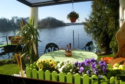 Image de Idyllic location directly on the lake (1. 5 m) with its own jetty, seating area on the water
