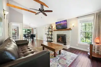 Image de Serene Mountain Getaway w/Hot Tub, Pool:25 min to Asheville