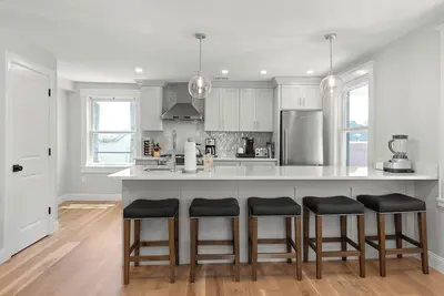 Image de 2 Bed, 1. 5 Bath Stunning Apartment, Central Andover Location