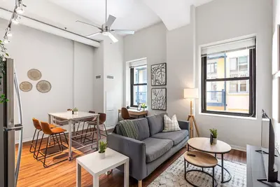 Image de 2-Bedroom City Club •Pool & Gym Access •In the Cbd