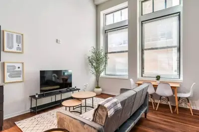 Image de 2br Steps to Fountain Sq •Pool & Sky Lounge Access