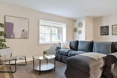 Image de Modern 2br in East Liberty | Queen Beds • Parking