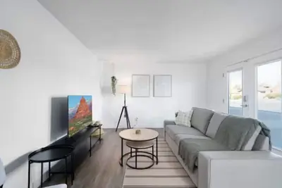 Image de 1br+ Parking | Close to Roosevelt Arts District