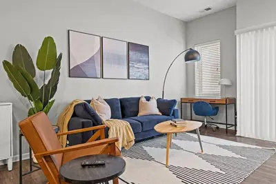 Image de 2 Bed Fully Furnished Apt With Gym & Breakfast Bar