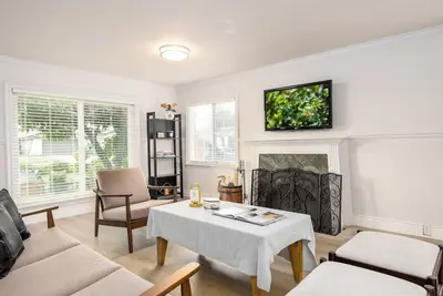 Image de 20% Off Monthly / Modern 3br 2ba / Private Backyard Retreat / Prime Location