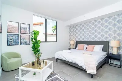 Image de King Bed brand new safe Oasis minutes to Brickell