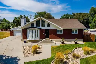 Image de Spacious Salt Lake Retreat with 3 Bed, 3 Bath, Private Pool, Garage Parking +